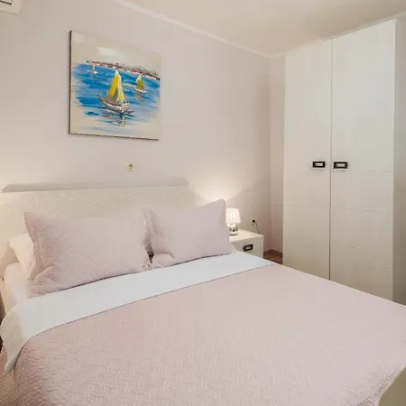 Apartment Perla - 2 Min To The & Free Parking Makarska