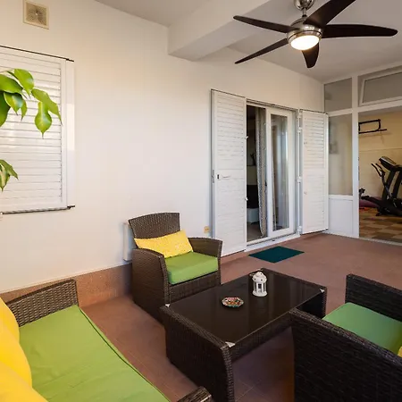 Apartament Perla - 2 Min To The & Free Parking *