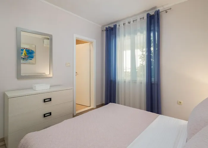 Perla - 2 Min To The & Free Parking Apartment Makarska
