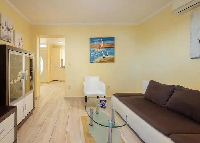 Apartment Perla - 2 Min To The & Free Parking Makarska